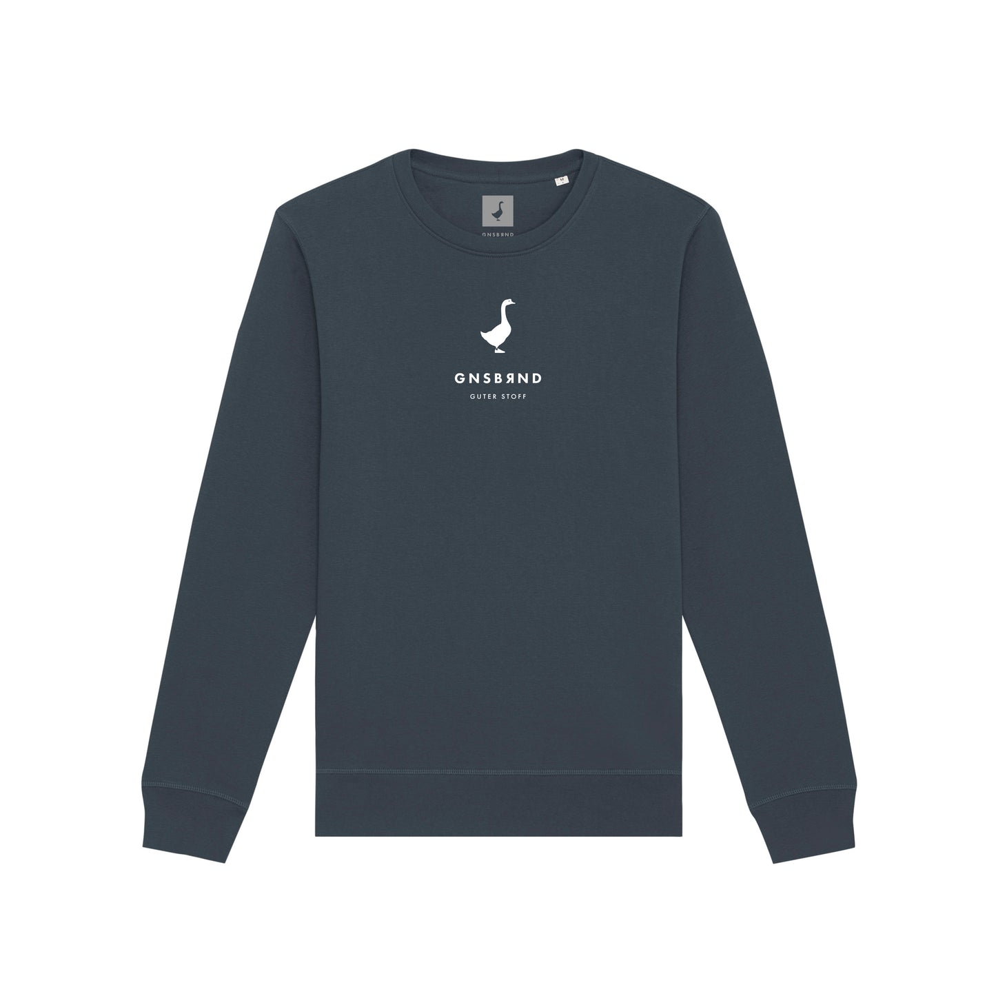 Das Alexandersreut Crewneck von Der Stall ist ein dunkelblaues Bio-Baumwolle-Sweatshirt mit langen Ärmeln. Ein kleiner weißer Schwan und der Schriftzug GNSBND und Queen Story mittig auf der Brust sorgen für einen dezenten, stilvollen Touch.
