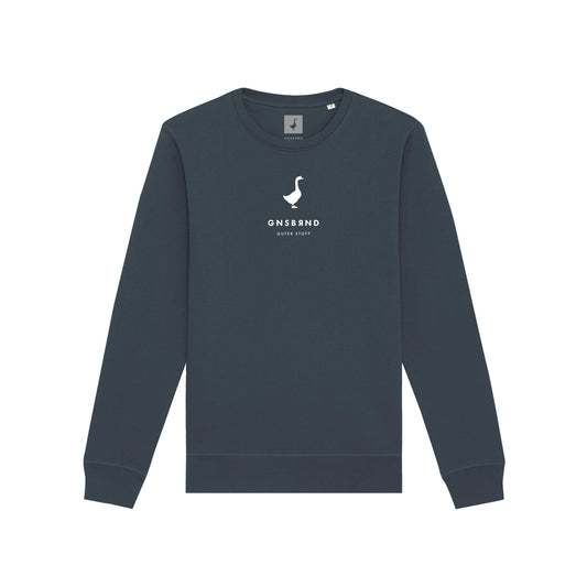 Das Alexandersreut Crewneck von Der Stall ist ein dunkelblaues Bio-Baumwolle-Sweatshirt mit langen Ärmeln. Ein kleiner weißer Schwan und der Schriftzug GNSBND und Queen Story mittig auf der Brust sorgen für einen dezenten, stilvollen Touch.
