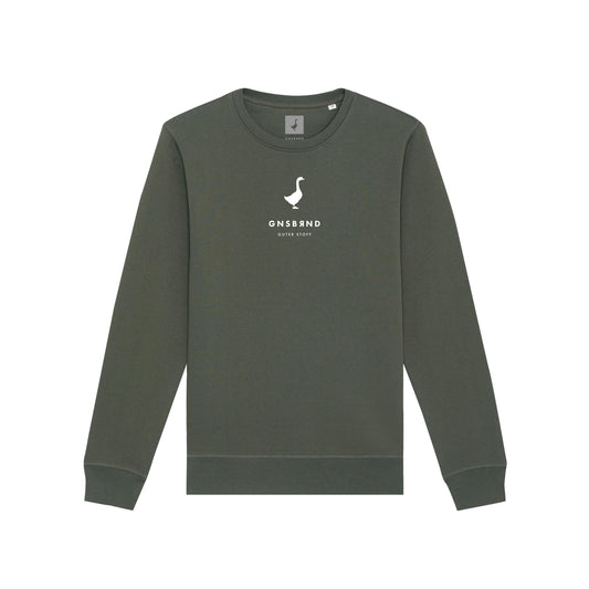 Das Der Stall Alexandersreut Crewneck ist ein dunkelgrünes Sweatshirt aus Bio-Baumwolle mit langen Ärmeln, gerippten Bündchen und Saum und einem kleinen weißen Gänseprint mit GNSBND und GANSBAND Text auf der Brust.