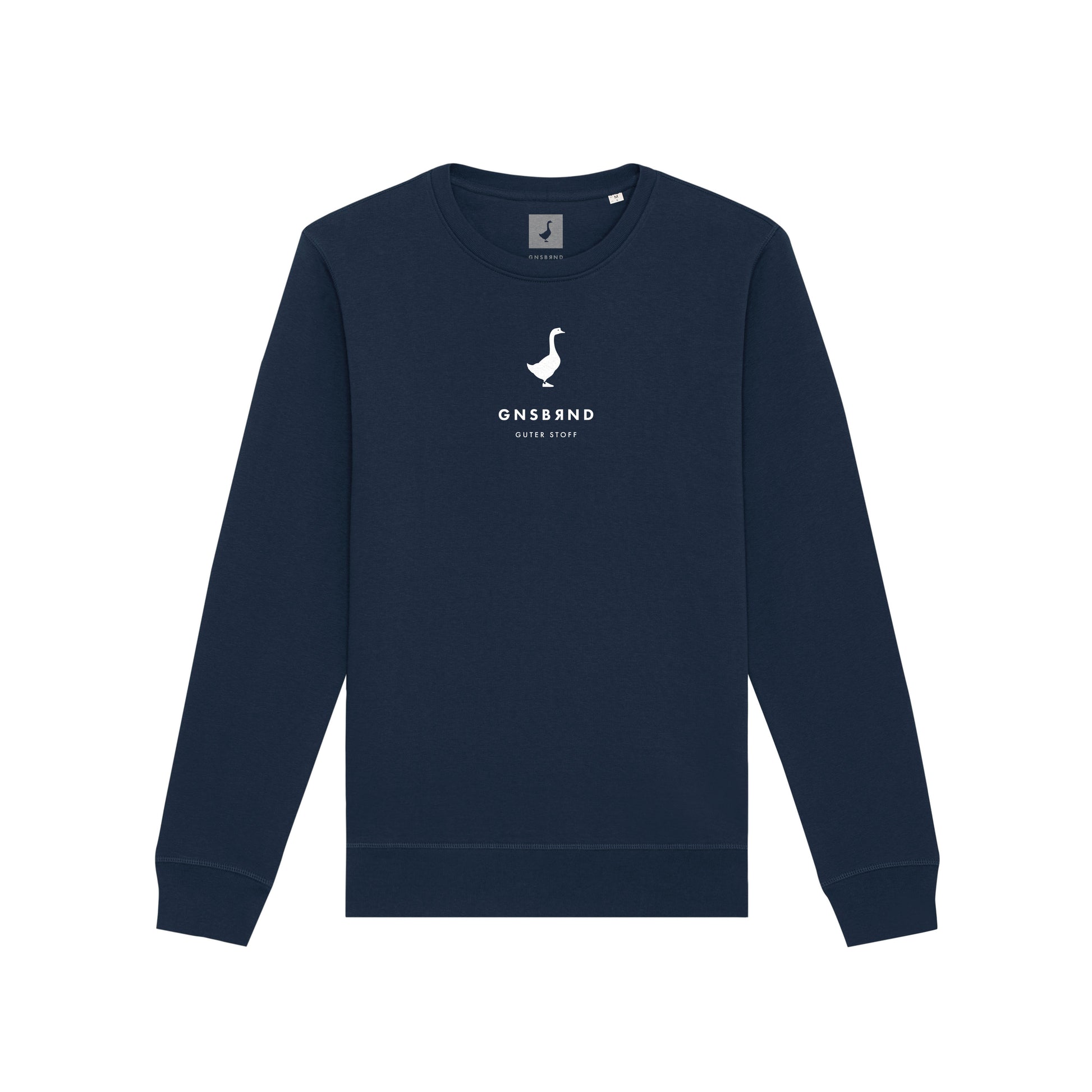 Das Der Stall Alexandersreut Crewneck ist ein marineblaues Bio-Baumwolle-Sweatshirt mit weißem Schwanenlogo und GNSSBND SINCE 2020-Schriftzug in der Mitte der Brust, flach auf weißem Grund.