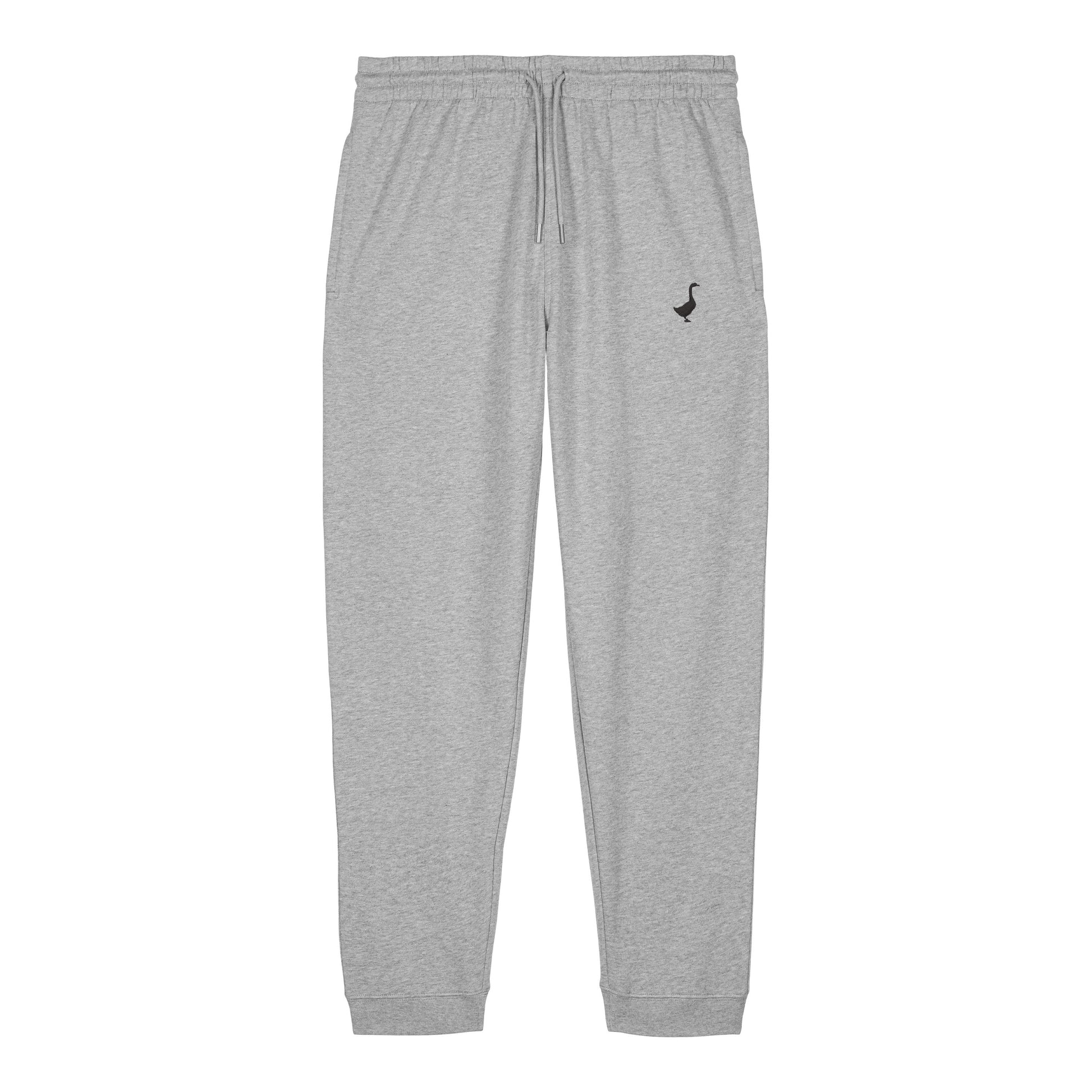 Die Hornberg Sweatpants von GNSBRND sind hellgraue Unisex-Jogginghosen aus fair produzierter Bio-Baumwolle mit elastischem Bund, Kordelzug, Seitentaschen, Bündchen an den Knöcheln und einem kleinen schwarzen Logo auf der linken Hüfte.