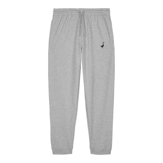 Die Hornberg Sweatpants von GNSBRND sind hellgraue Unisex-Jogginghosen aus fair produzierter Bio-Baumwolle mit elastischem Bund, Kordelzug, Seitentaschen, Bündchen an den Knöcheln und einem kleinen schwarzen Logo auf der linken Hüfte.