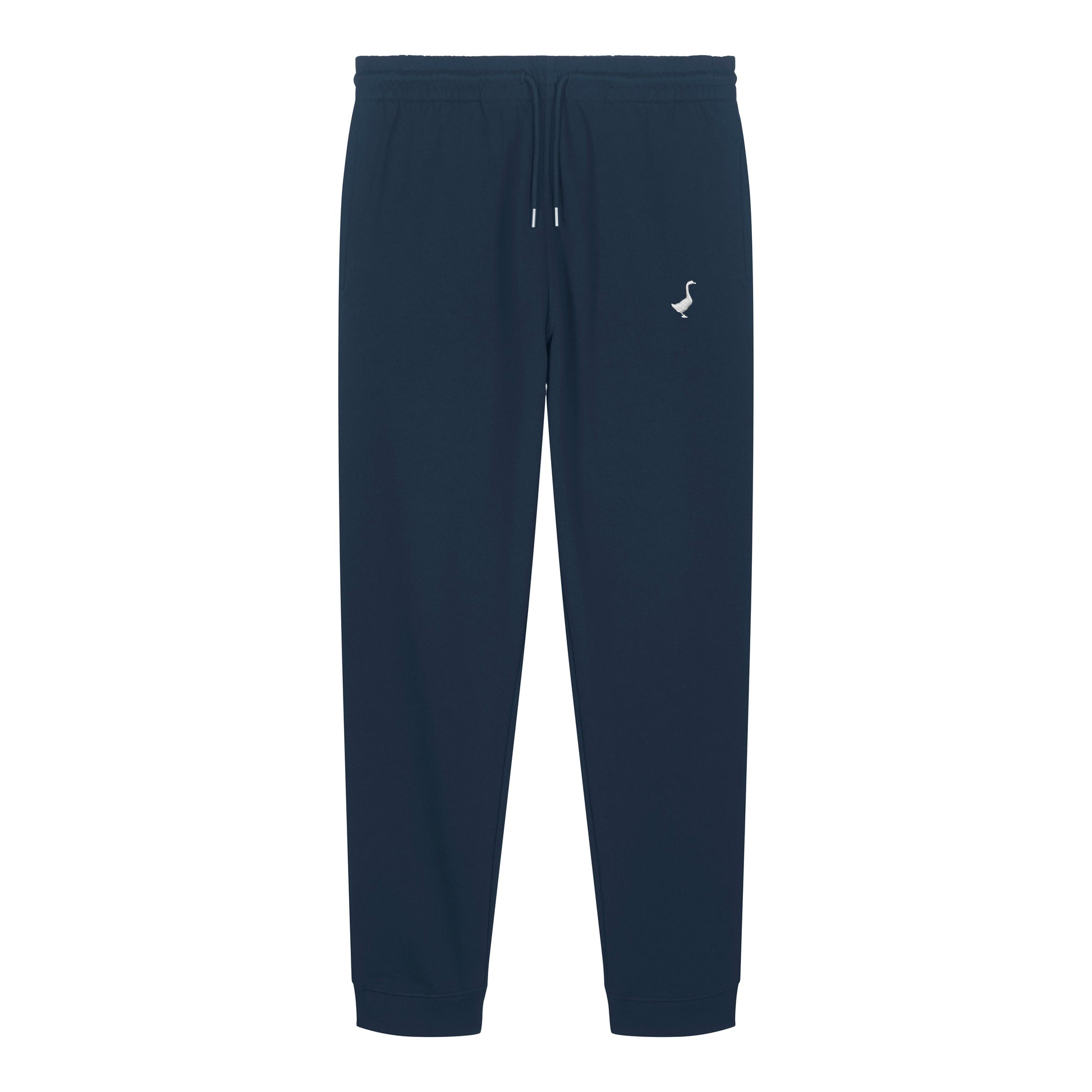 Die Hornberg Sweatpants von GNSBRND sind navyblaue Unisex-Jogginghosen aus Bio-Baumwolle mit elastischem Bund, Kordelzug, Bündchen und kleinem weißem Vogel-Logo links - fair produziert und auf weißem Hintergrund präsentiert.