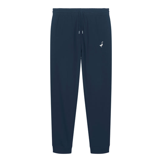 Die Hornberg Sweatpants von GNSBRND sind navyblaue Unisex-Jogginghosen aus Bio-Baumwolle mit elastischem Bund, Kordelzug, Bündchen und kleinem weißem Vogel-Logo links - fair produziert und auf weißem Hintergrund präsentiert.