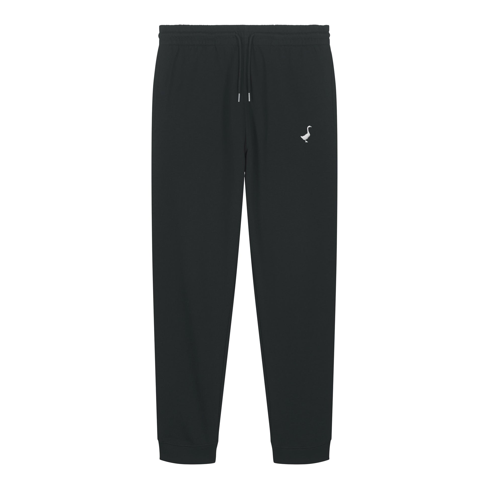 Die Hornberg Sweatpants von GNSBRND ist eine schwarze Unisex-Jogginghose mit elastischem Bund, verstellbarem Kordelzug, seitlichen Taschen, gerippten Knöchelbündchen und einem kleinen weißen Vogellogo. Hergestellt aus fair produziertem Bio-Baumwolle Joggpant Material.