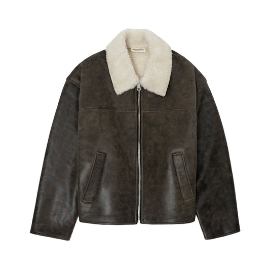 Die PROHIBITED Maverick Jacke aus braunem PU-Leder hat einen Frontreißverschluss, Seitentaschen und einen großen weißen Teddy-Fleece-Kragen, der flach auf weißem Grund liegt.
