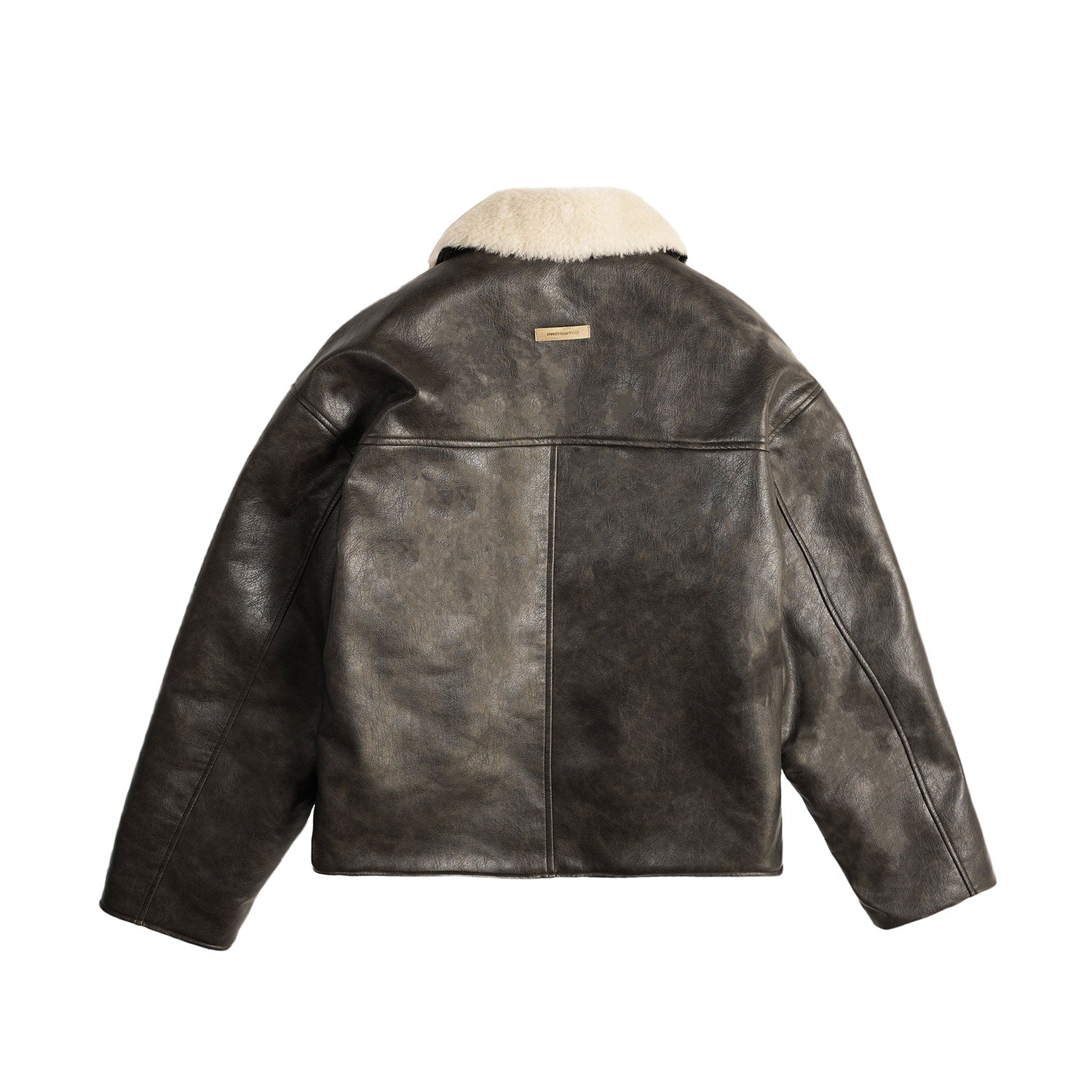 Die PROHIBITED Maverick Jacke hat dunkelbraunes PU-Leder, einen weißen Teddyfleece-Kragen, eine leicht kastenförmige Passform und einen kleinen rechteckigen Aufnäher in der Nähe des Kragens. Abgebildet von hinten.