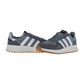 Ein Paar Adidas RUN 84 Sneakers in Grau mit weißen Streifen und Gummisohlen, inspiriert vom klassischen Design der 80er Jahre, nebeneinander auf weißem Hintergrund.