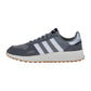 Der adidas RUN 84 Sneaker hat ein graues Obermaterial, weiße Streifen, eine weiße Sohle und eine hellbraune Gummilaufsohle, die von der Seite auf weißem Hintergrund zu sehen sind und den klassischen Retro-Running-Stil unterstreichen.