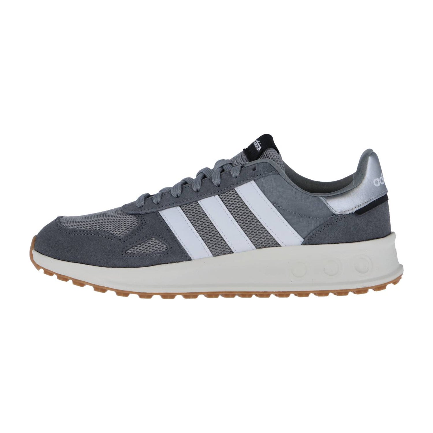 Der adidas RUN 84 Sneaker hat ein graues Obermaterial, weiße Streifen, eine weiße Sohle und eine hellbraune Gummilaufsohle, die von der Seite auf weißem Hintergrund zu sehen sind und den klassischen Retro-Running-Stil unterstreichen.