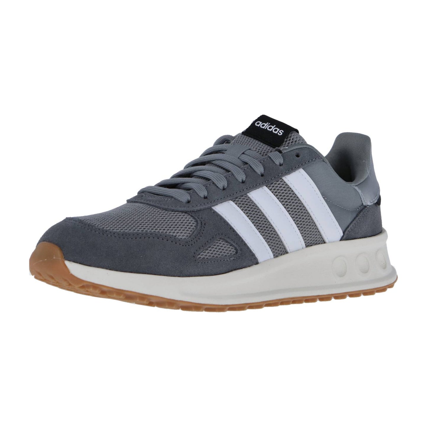 Der Adidas RUN 84 ist ein grauer Sneaker mit weißen Streifen, einer weißen Zwischensohle, einer hellbraunen Gummisohle und einem schwarzen Zungenetikett. Sein Obermaterial aus Mesh und Wildleder unterstreicht seinen Retro-Running- und Vintage-Sneaker-Charakter.