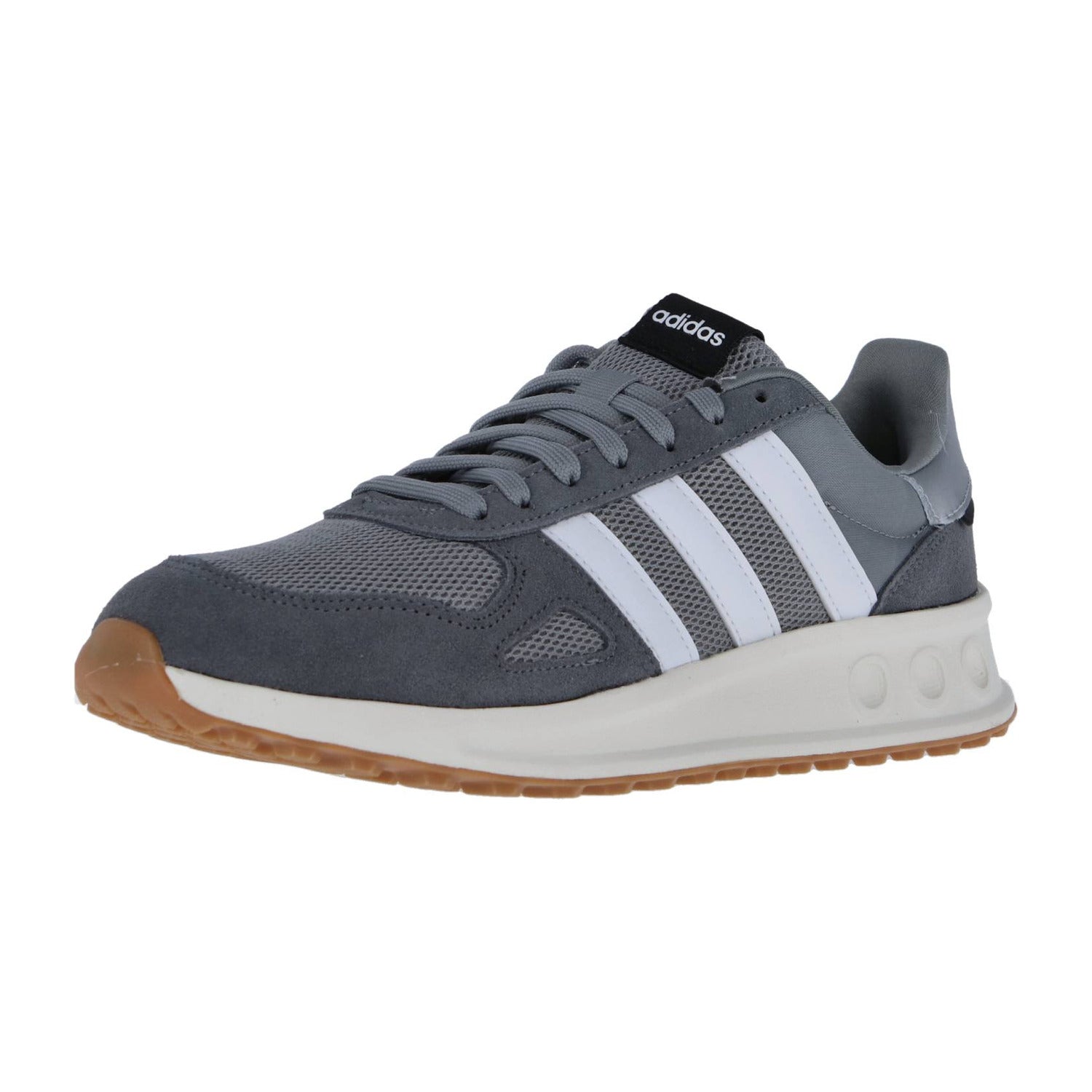 Der Adidas RUN 84 ist ein grauer Sneaker mit weißen Streifen, einer weißen Zwischensohle, einer hellbraunen Gummisohle und einem schwarzen Zungenetikett. Sein Obermaterial aus Mesh und Wildleder unterstreicht seinen Retro-Running- und Vintage-Sneaker-Charakter.