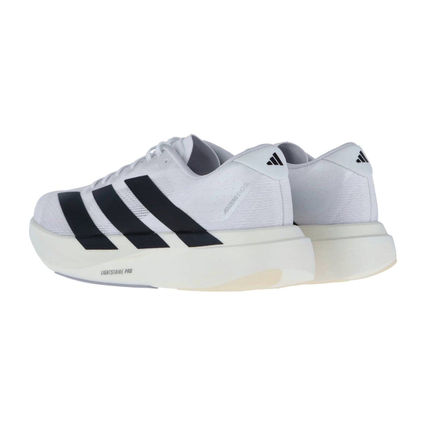 Ein Paar Adidas adizero Evo SL M-Schuhe in Weiß mit auffälligen schwarzen Streifen, dicken Sohlen und einer Lightstrike Pro-Zwischensohle, gesehen aus einem diagonalen Winkel von hinten auf einem schlichten weißen Hintergrund.