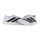 Ein Paar Adidas adizero Evo SL M Turnschuhe, weiß mit schwarzen Streifen und dicken weißen Sohlen, sind nebeneinander auf einem einfarbig weißen Hintergrund platziert.