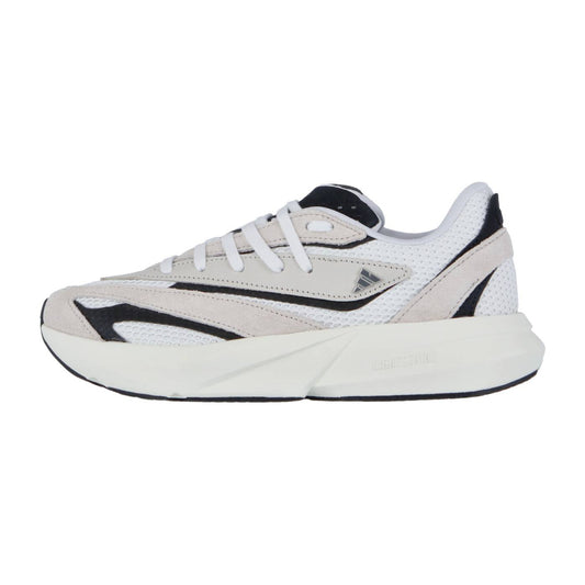 Der adidas LIGHTBLAZE Sneaker für Männer hat ein weißes Design mit schwarzen und hellbeigen Akzenten, eine dicke Sohle und ein atmungsaktives Mesh-Obermaterial, das von der Seite auf einem schlichten weißen Hintergrund gezeigt wird.