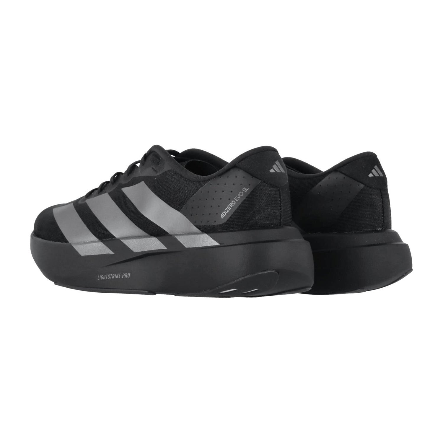 Schwarze Adidas adizero Evo SL W Laufschuhe mit dicker Lightstrike Pro Zwischensohle, grauen Seitenstreifen und Adidas Fersenlogos, sowohl von hinten als auch von der Seite gesehen.
