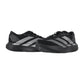 Ein Paar schwarze Adidas adizero Evo SL W Laufschuhe mit silbernen Streifen, atmungsaktives Mesh, und eine Lightstrike Pro Zwischensohle, nebeneinander auf weißem Hintergrund platziert.
