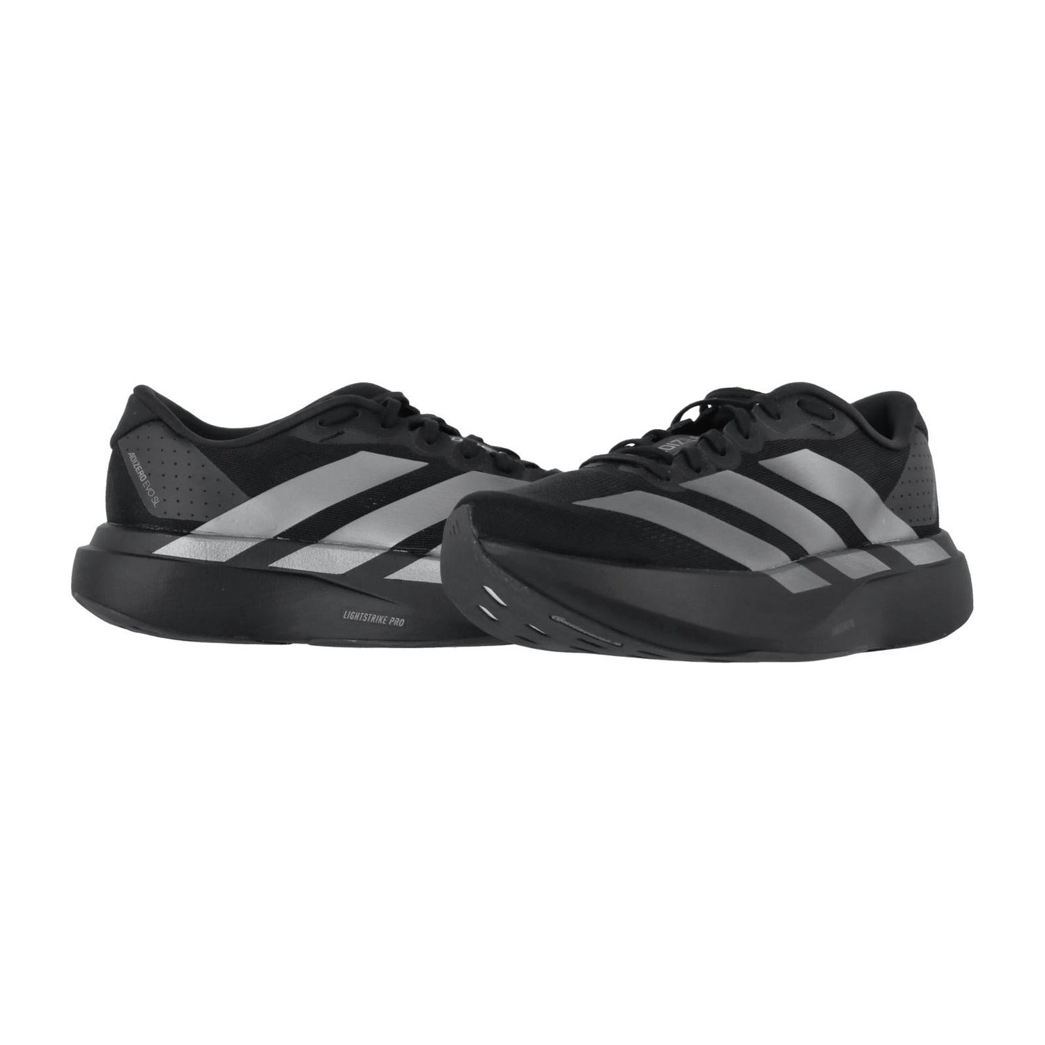 Ein Paar schwarze Adidas adizero Evo SL W Laufschuhe mit silbernen Streifen, atmungsaktives Mesh, und eine Lightstrike Pro Zwischensohle, nebeneinander auf weißem Hintergrund platziert.