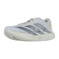 Der Adidas adizero Evo SL W ist ein weißer Laufschuh für Frauen mit grauen Streifen, beigen Akzenten und einer dicken weißen Lightstrike Pro-Zwischensohle, hier von der Vorderseite aus gesehen - ideale Laufschuhe Damen.