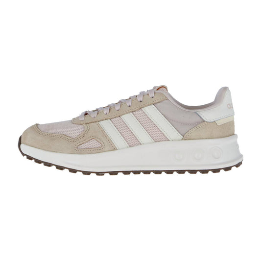 Der adidas RUN 84 Sneaker in Beige und Hellrosa hat weiße Streifen, weiße Schnürsenkel und eine braune Gummisohle. Er ist im Seitenprofil auf einem schlichten weißen Hintergrund abgebildet und verbindet den klassischen 80er-Jahre-Laufstil mit modernem Komfort.