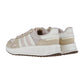 Adidas RUN 84 Turnschuhe in Beige und Off-White mit hellrosa Streifen, inspiriert von 80er Jahre Retro-Running-Stile, von hinten und von der Seite auf einem weißen Hintergrund gezeigt.