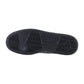 Das Bild zeigt die schwarze Gummilaufsohle des Karl Kani 89 Classic BLACK MN mit Fischgrätprofil und kreisförmigem Grip-Muster sowie einem geprägten Basketballspieler in Bewegung - ideal für den Streetstyle.