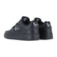 Ein Paar Karl Kani 89 Classic BLACK MN Low-Top-Sneaker mit weißem Signaturdesign an der Seite und an der Ferse - von hinten und von der Seite auf einem schlichten weißen Hintergrund zu sehen - perfekt, um Ihren Streetstyle-Look aufzuwerten.