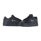 Die Karl Kani 89 Classic BLACK MN Sneakers sind schicke schwarze Low-Tops mit schwarzen Schnürsenkeln, einer strukturierten Gummisohle und einem weißen Logo an der Seite, das Retro-Basketball-Flair mit modernem Streetstyle verbindet.