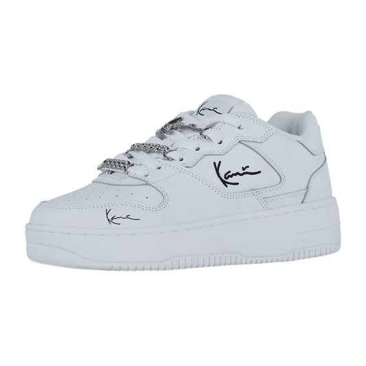 Der Karl Kani 89 UP 23 weiß/schwarz MC WMN ist ein weißer Low-Top-Sneaker mit einer klobigen Sohle, einer silbernen Kettenschnürung und schwarzen, kursiven Akzenten - ideal, um jedem Outfit einen Hauch von Streetstyle zu verleihen.