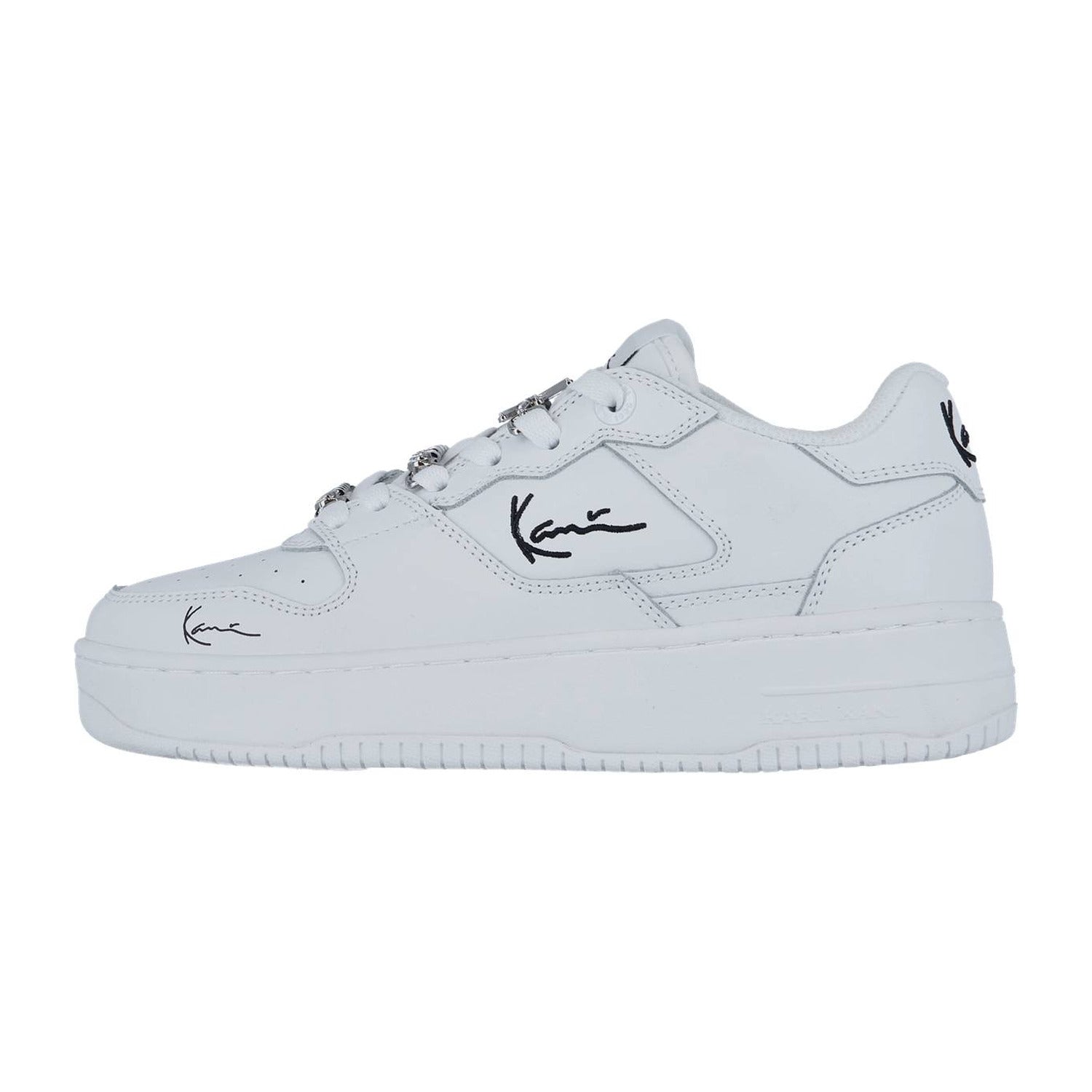 Der Karl Kani 89 UP 23 weiß/schwarz MC WMN ist ein weißer Low-Top-Sneaker mit dicker Sohle, Schnürung vorne und schwarzen Signature-Details. Dieses minimalistische Design verleiht jedem Outfit Retro-Basketball-Streetstyle-Flair.