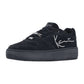 Der Karl Kani 89 Up Logo Prm Black Sneaker bietet eine dicke Sohle, Wildledertextur, ein Strass-Logo-Detail und metallisch akzentuierte Basketball-Schnürsenkel mit gebrandeter Zunge für einen auffälligen Streetwear-Style.