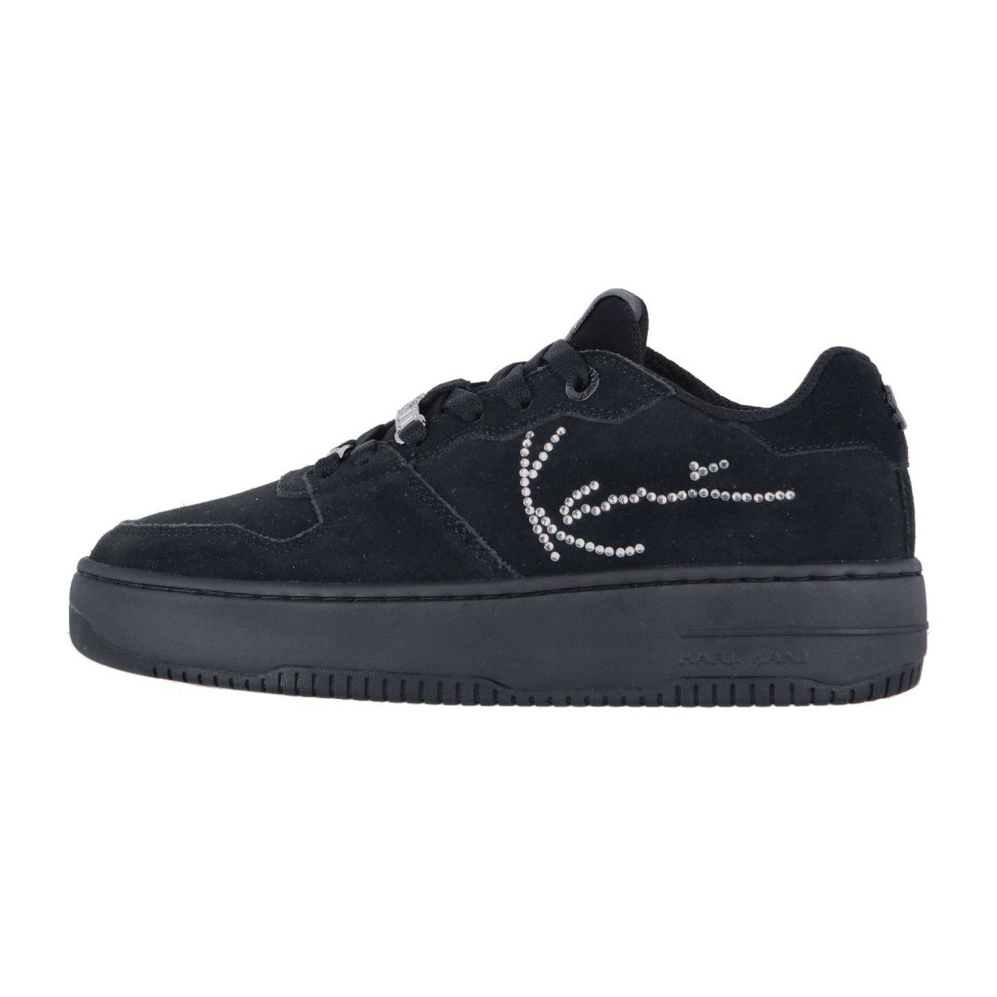 Der Karl Kani 89 Up Logo Prm Black Sneaker besteht aus schwarzem Wildleder, schwarzer Sohle und Schnürsenkeln sowie kleinen silbernen Strasssteinen in geschwungenem Design - perfekt, um jedem Look Streetwear-Style zu verleihen.