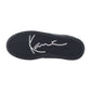 Der 89 Up Logo Prm Black Sneaker von Karl Kani hat eine schwarze Sohle mit weißem "Karl"-Schriftzug und ein vom Basketball inspiriertes Fischgrätprofil, das Streetwear-Flair und klassischen Stil vereint.