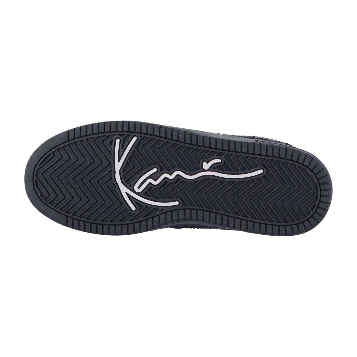 Der 89 Up Logo Prm Black Sneaker von Karl Kani hat eine schwarze Sohle mit weißem "Karl"-Schriftzug und ein vom Basketball inspiriertes Fischgrätprofil, das Streetwear-Flair und klassischen Stil vereint.