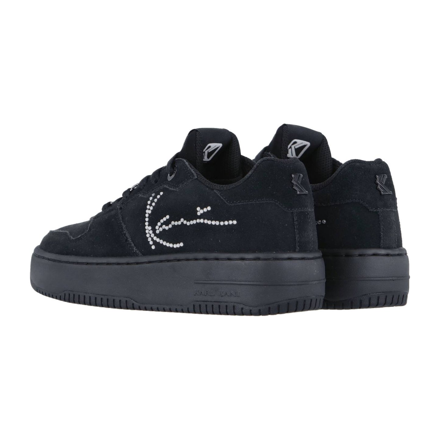 Die Karl Kani 89 Up Logo Prm Black Sneakers sind schwarze Low-Tops mit einem charakteristischen Strass-Design und dicken Sohlen, die von der Seite und von hinten gezeigt werden - ideal, um jedem Outfit Streetwear-Flair zu verleihen.
