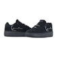 Die Low-Top-Sneaker Karl Kani 89 Up Logo Prm Black haben eine dicke Sohle, ein Obermaterial aus Wildleder und ein weißes, mit Strasssteinchen akzentuiertes, kursives Logo an der Seite, das im Streetwear-Stil nebeneinander auf weißem Grund steht.