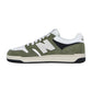Der New Balance BB480PV1 Basketball-Sneaker hat grüne, weiße und schwarze Farben, ein Wildleder-Obermaterial mit einem weißen N-Logo, weiße Schnürsenkel und eine schwarz-weiße Gummisohle. Die Seitenansicht hebt den charakteristischen Stil der Marke hervor.