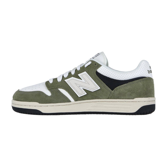 Der New Balance BB480PV1 Basketball-Sneaker hat grüne, weiße und schwarze Farben, ein Wildleder-Obermaterial mit einem weißen N-Logo, weiße Schnürsenkel und eine schwarz-weiße Gummisohle. Die Seitenansicht hebt den charakteristischen Stil der Marke hervor.