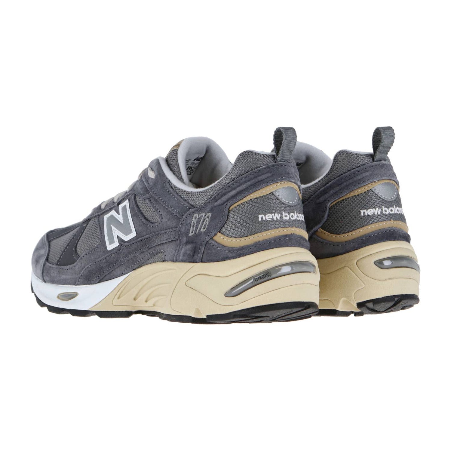 Graue New Balance CM878V1 Sneakers mit weißer Zwischensohle, beigen Fersenakzenten und New Balance Branding. Retro-inspiriertes Design in Seiten- und Rückenansicht, mit komfortabler ABZORB-Dämpfung.