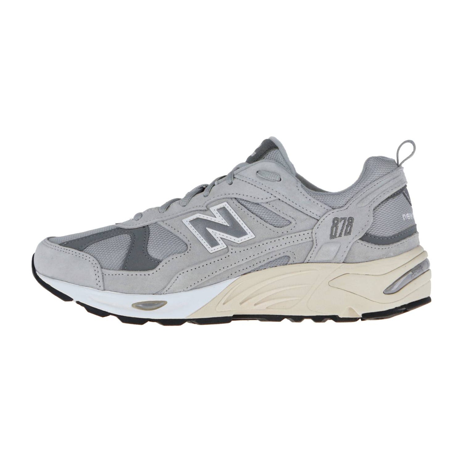 Der New Balance CM878V1 ist ein grauer Trailrunning-Sneaker mit weißen und schwarzen Akzenten, einem Obermaterial aus Wildleder und Mesh, einem auffälligen N-Logo, ABZORB-Dämpfung und einer beigen Zwischensohle mit schwarzen Laufsohlendetails.