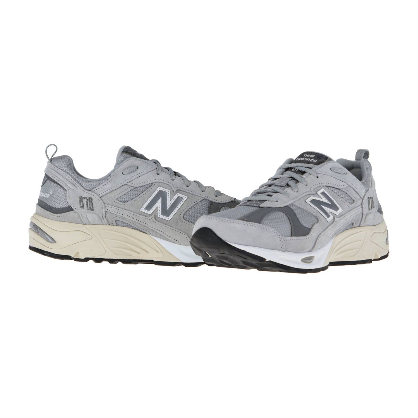 Ein Paar New Balance CM878V1 Trailrunning-Sneaker in Grau mit weißer/beiger Sohle, mit ABZORB-Dämpfung, Obermaterial aus Mesh und Wildleder und N-Logo; ein Schuh aufrecht, der andere gekippt, um Sohle und Seite zu zeigen.