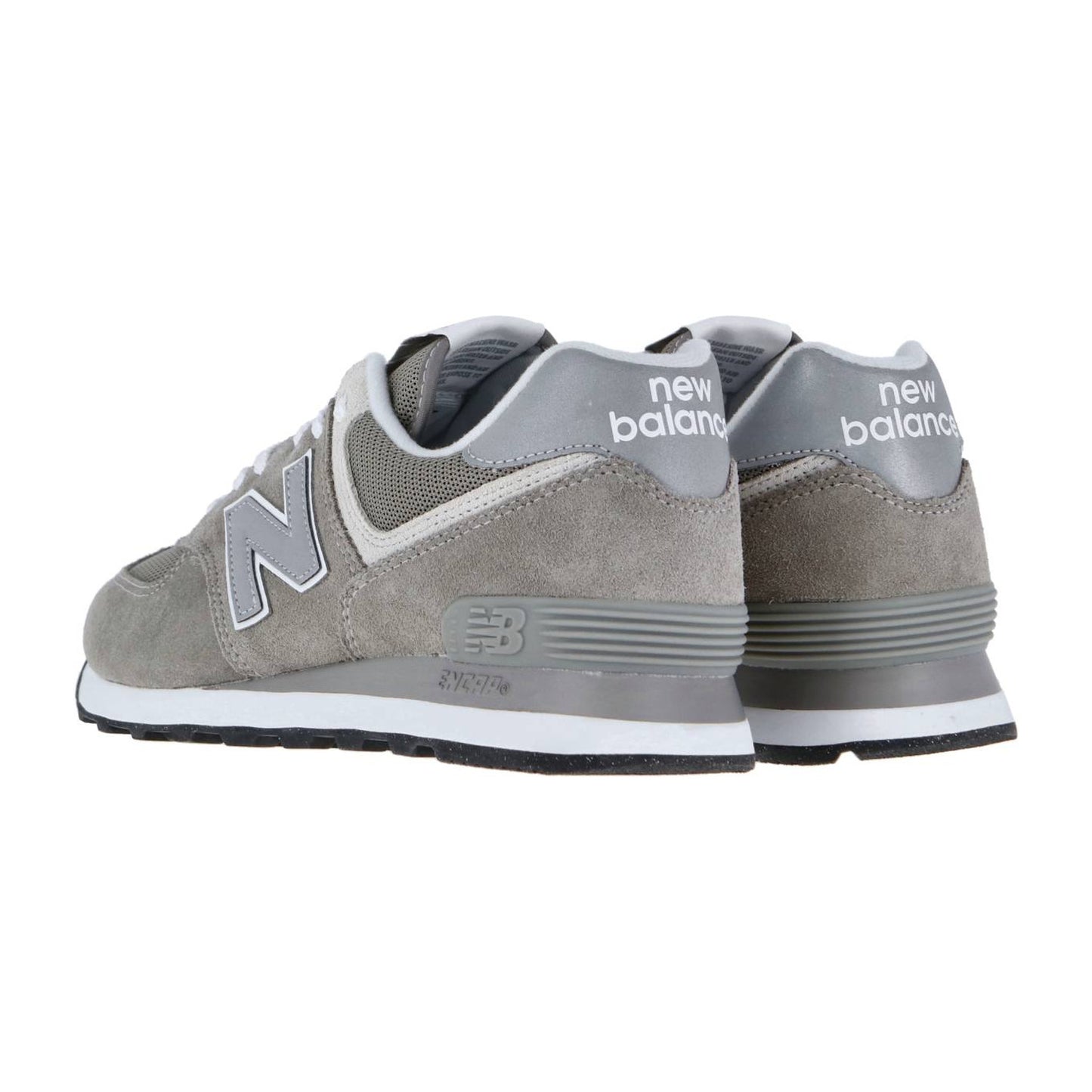 Die New Balance ML574V3 Sneakers, die von hinten und von der Seite in Grau gezeigt werden, haben ein Obermaterial aus Wildleder und Mesh, weiße Schnürsenkel, ENCAP Technologie für Unterstützung und ein New Balance Branding an der Ferse.