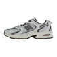 Der New Balance MR530 ist ein weißer und grauer Retro-Running-Sneaker mit schwarzen und silbernen Akzenten, Mesh-Einsätzen und einer klobigen Gummisohle mit ABZORB-Dämpfung, hier von der Seite.