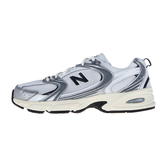 Der New Balance U530V1 ist ein weiß-grauer Retro-Sneaker mit schwarzen Akzenten, Mesh-Einsätzen, einem schwarzen N-Logo und einer dicken ABZORB-Dämpfungssohle zum Laufen oder Gehen.