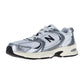 Der New Balance U530V1 ist ein weiß-silberner Retro-Sneaker mit schwarzen und grauen Akzenten, Mesh-Obermaterial, Schnürverschluss, dicker, gepolsterter Sohle und ABZORB-Dämpfung für höchsten Komfort.