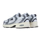 Die New Balance U530V1 Retro-Sneaker in Weiß, Grau und Schwarz haben ein Obermaterial aus Mesh, eine klobige Sohle, das charakteristische N-Logo und ABZORB-Dämpfung für Komfort.