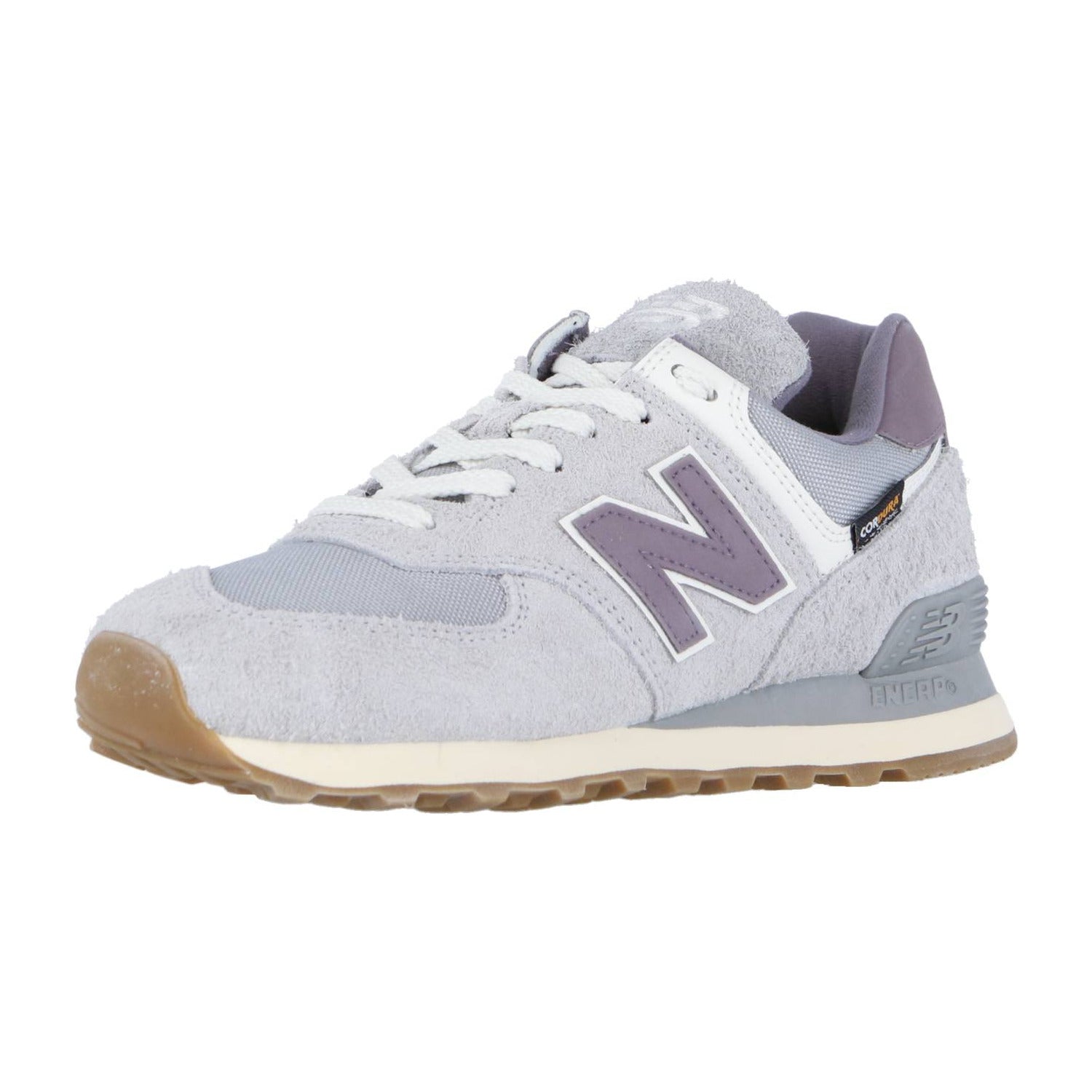 Der New Balance 574 V2 ist ein grauer und lilafarbener Sneaker mit weißen Schnürsenkeln, ENCAP-Dämpfung, einer Gummisohle und einem auffälligen N-Logo an der Seite, das auf einem weißen Hintergrund zu sehen ist.