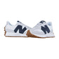 Die New Balance WS327V1 Sneakers für Damen sind in Weiß und Hellgrau gehalten, haben ein auffälliges schwarzes N-Logo und eine braune Gummisohle und bieten einen klassischen Retro-Stil.