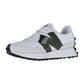 Der New Balance WS327V1 ist ein Retro-Sneaker mit weißen Wildleder- und Ledereinsätzen, einem auffälligen dunkelgrünen N-Logo, einer schwarz strukturierten Sohle und weißen Schnürsenkeln in der vom Vintage-Stil inspirierten Farbgebung Sea Salt Moonbeam Gum.