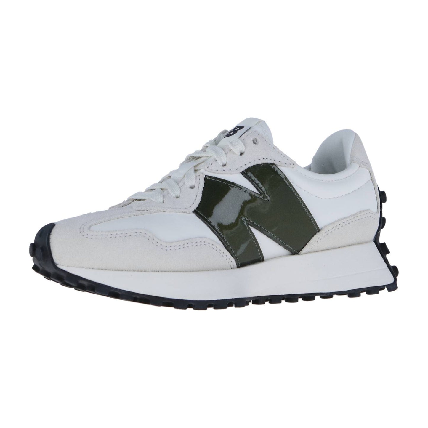 Der New Balance WS327V1 ist ein Retro-Sneaker mit weißen Wildleder- und Ledereinsätzen, einem auffälligen dunkelgrünen N-Logo, einer schwarz strukturierten Sohle und weißen Schnürsenkeln in der vom Vintage-Stil inspirierten Farbgebung Sea Salt Moonbeam Gum.